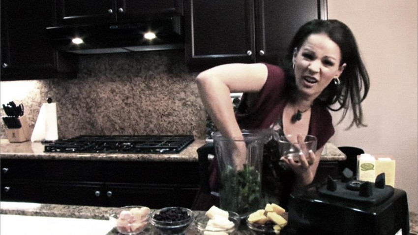 American Dietician Julieanna Hever makes a Green Smoothie