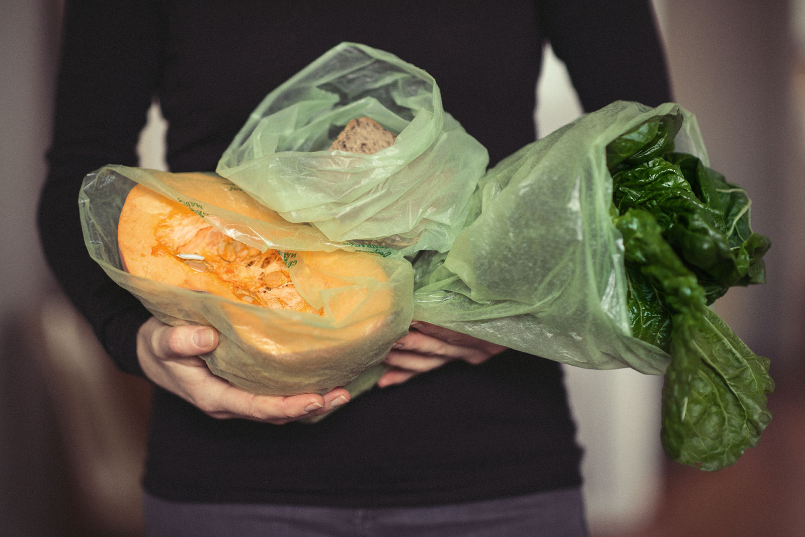 Naturopath Lisa Fitzgibbon demonstrates that Evert-Fresh Green Bags help keep organic produce fresh